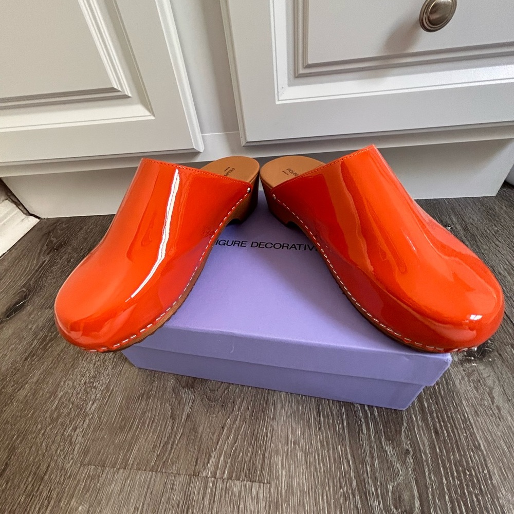 NWB FIGURE DECORATIVE ORANGE CLOGS/ITALY/PATENT LEATHER/39IT-8US/UNIQUE